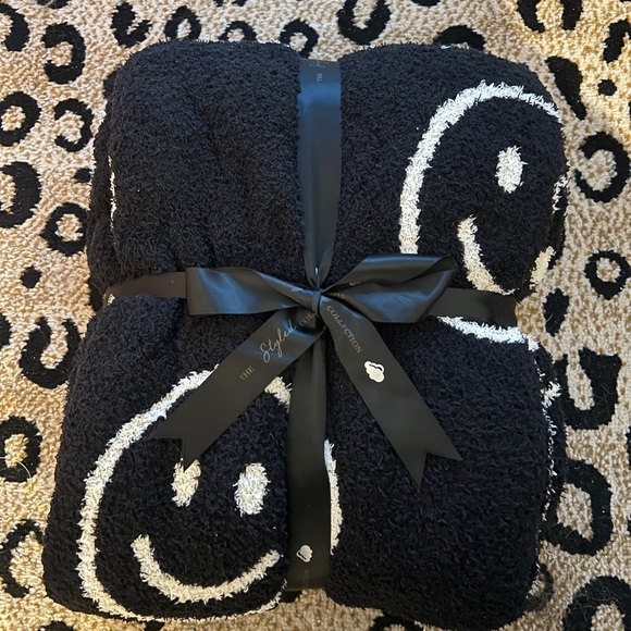 The Styled Collection Krista Horton black & white smiley face blanket reversible - Picture 5 of 7